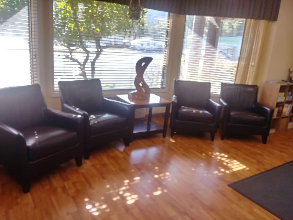 Oakridge Inn & Suites المظهر الخارجي الصورة
