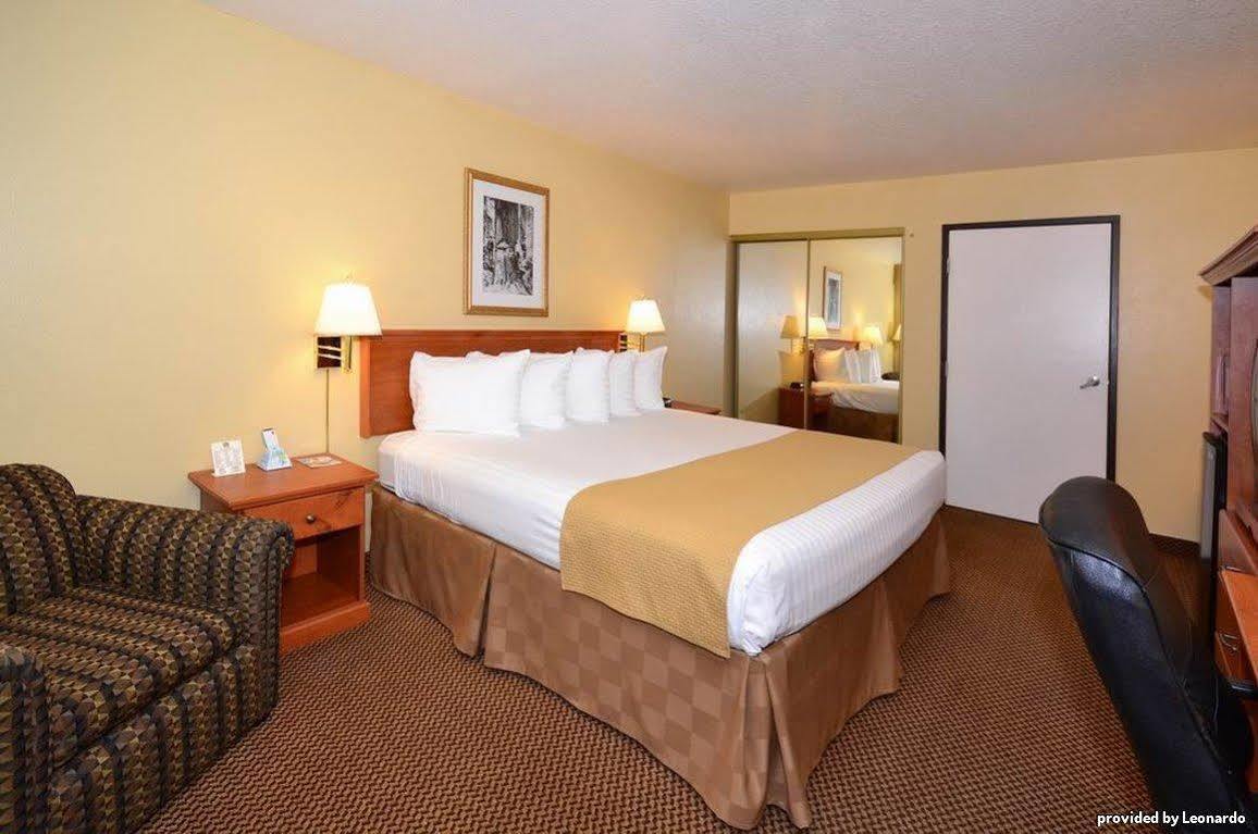 Oakridge Inn & Suites الغرفة الصورة